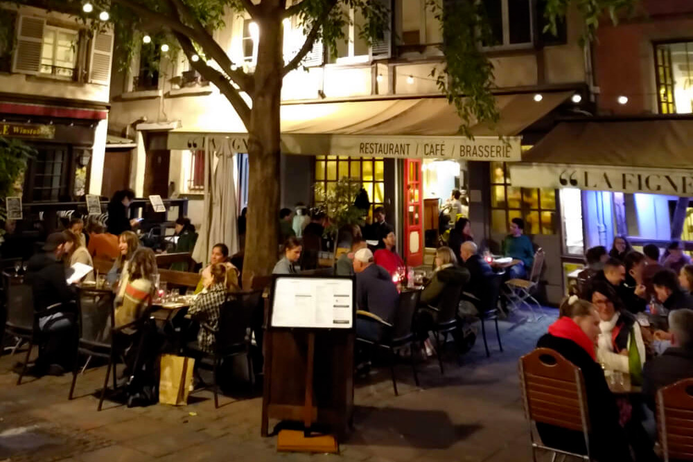 Photo de nuit de la terrasse du restaurant "La Fignette"